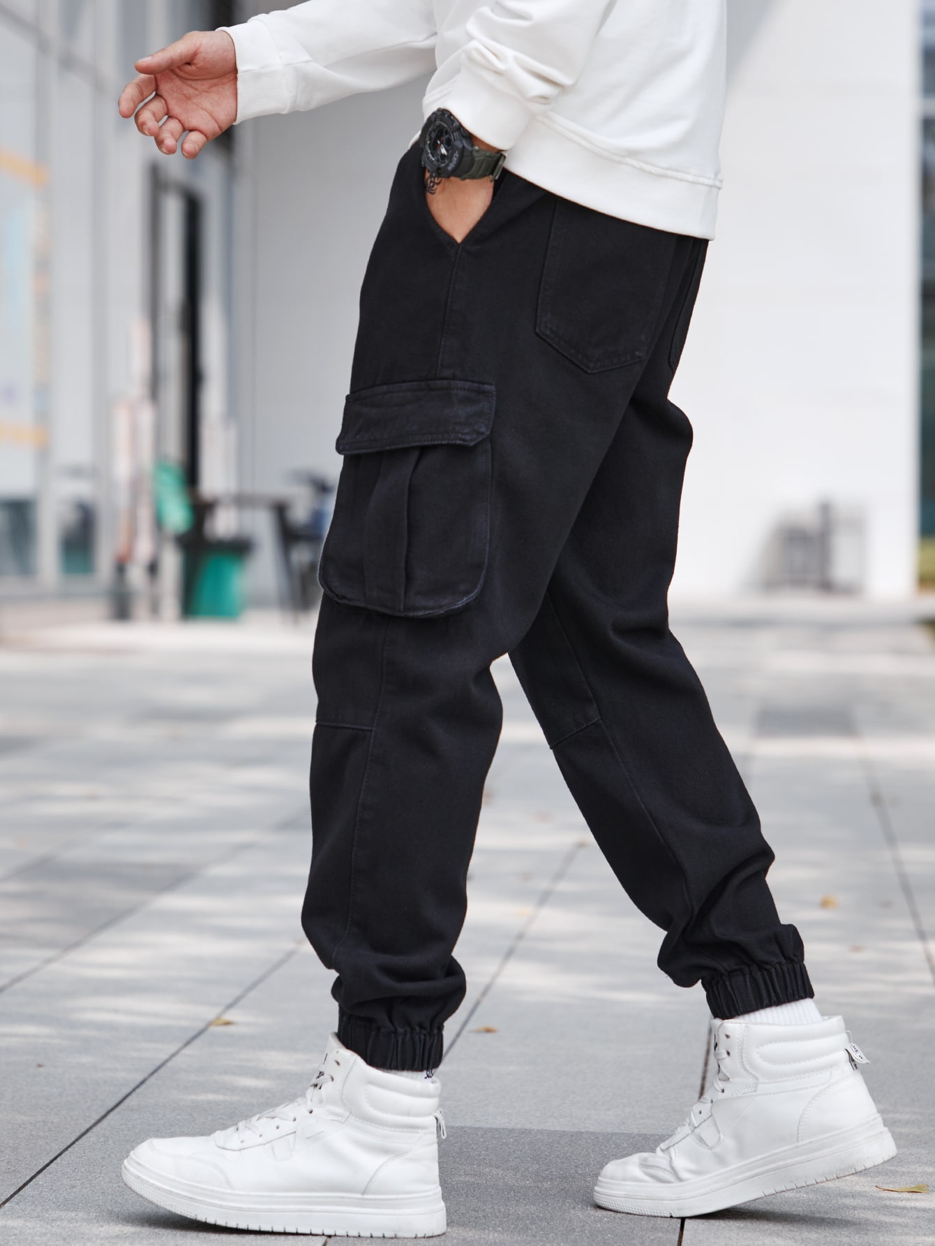 Guys Flap Pocket Drawstring Waist Cargo Jeans