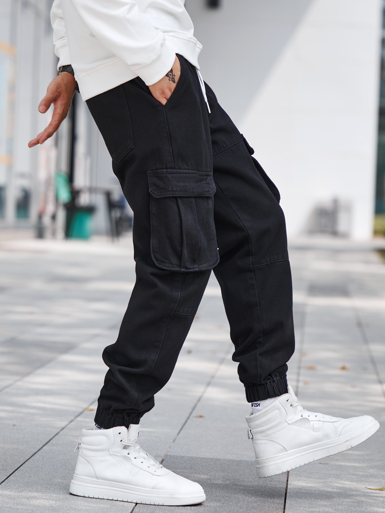 Guys Flap Pocket Drawstring Waist Cargo Jeans