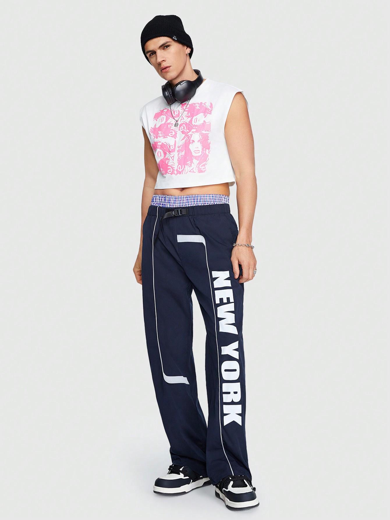 ROMWE Avant Men's Sleeveless Vest With Slogan Print, Woven Pants, Suitable For Spring And Summer Wear