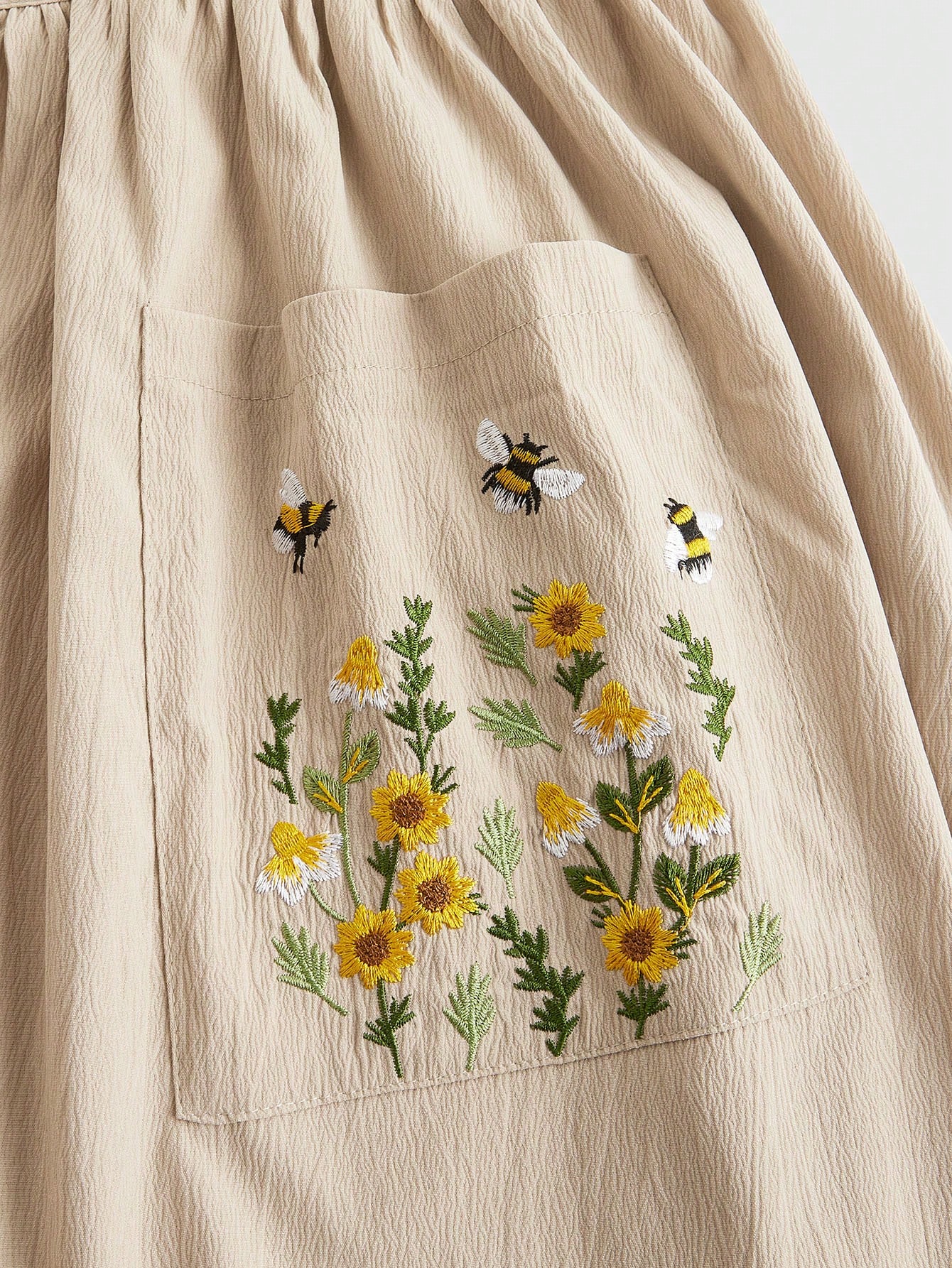 Fairycore Plus Size Bee Embroidered Casual Sleeveless Dress With Pockets